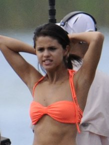 Selena Gomez in bikini