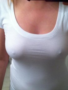 Girls without bras
