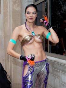 Adrianne Curry’s super sexy cosplay outfit