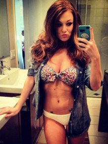 Leanna Decker – sexy twitter pics