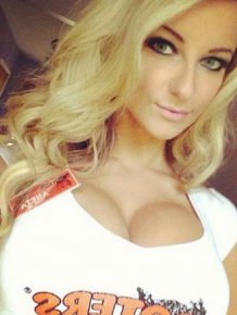 GIrls from Hooters