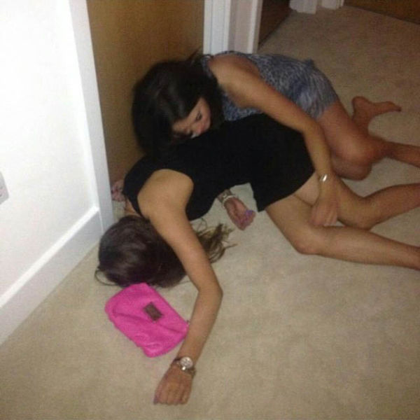 Пьяная девушка спокойно трахается в попку после вечеринки