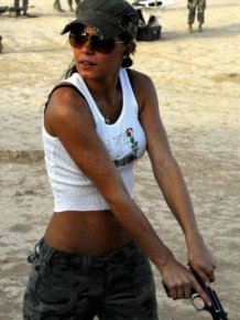 Sexy Girls With Guns 