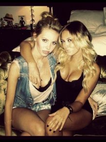Paulina Gretzky's Sexy Twitpics 