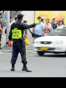 Traffic cop dances to Michael Jackson