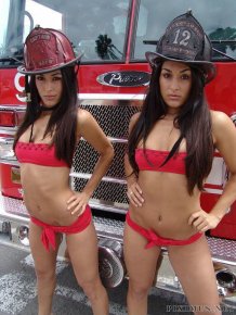 Sexy Bella Twins - Brie and Nikki