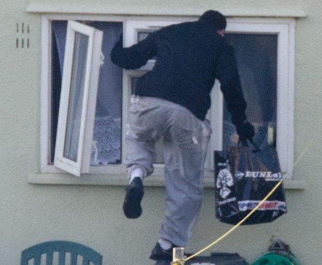Burglar is Caught Red-Handed by a Vigilant Photographer 