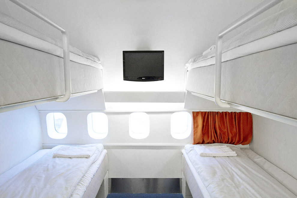 Jumbo Hostel - hotel in airplane