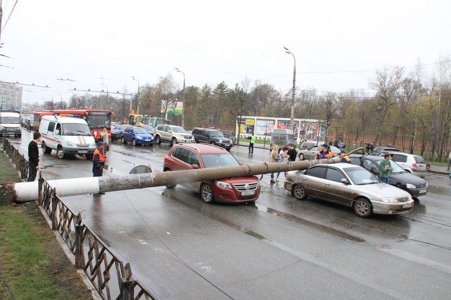 Cars in Russia Get Hit From Above 