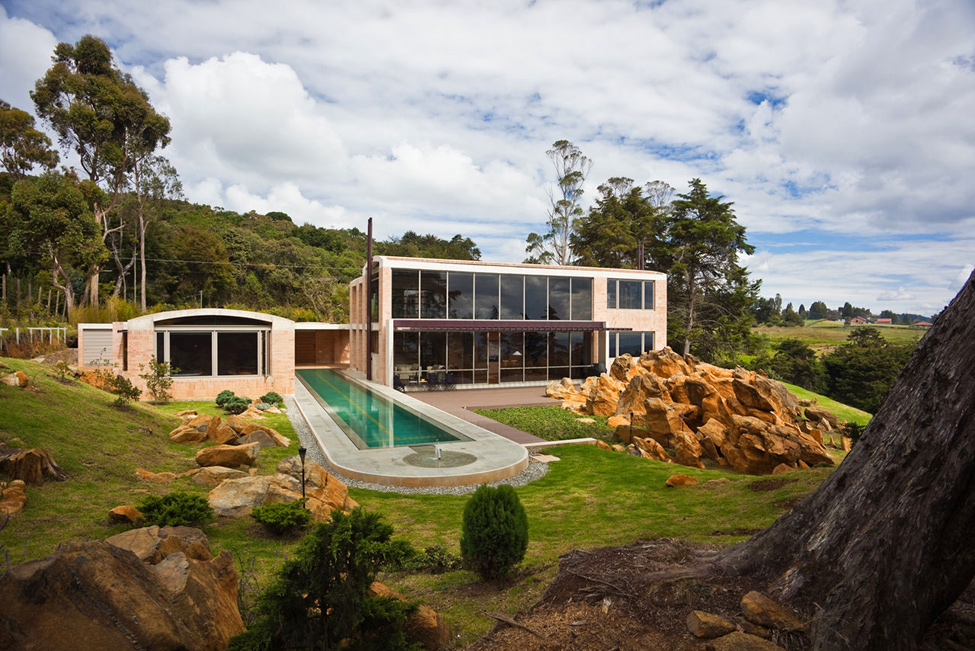 Modern house by architect Oscar Mesa