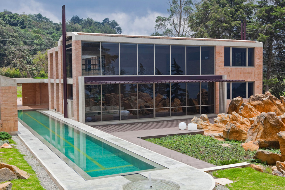 Modern house by architect Oscar Mesa