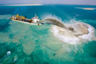 How are made ​​artificial islands in Dubai