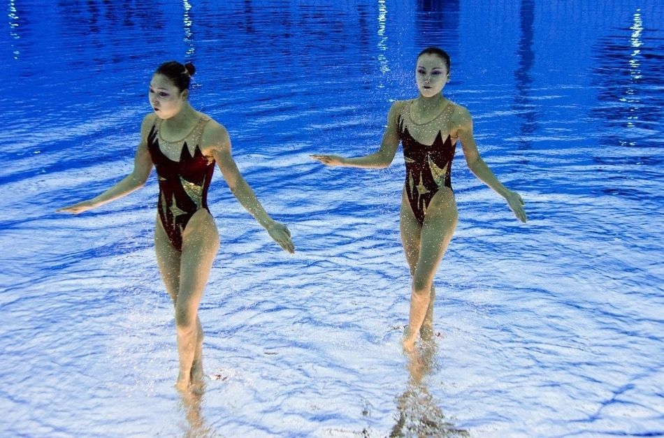 Syncronized Swimming Seen from a Fresh Angle 