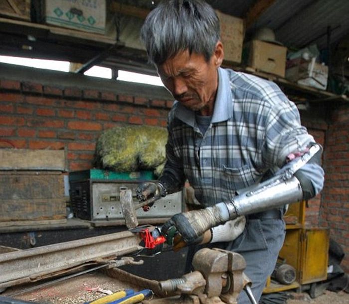 Chinese Man Builds Himself Bionic Hands