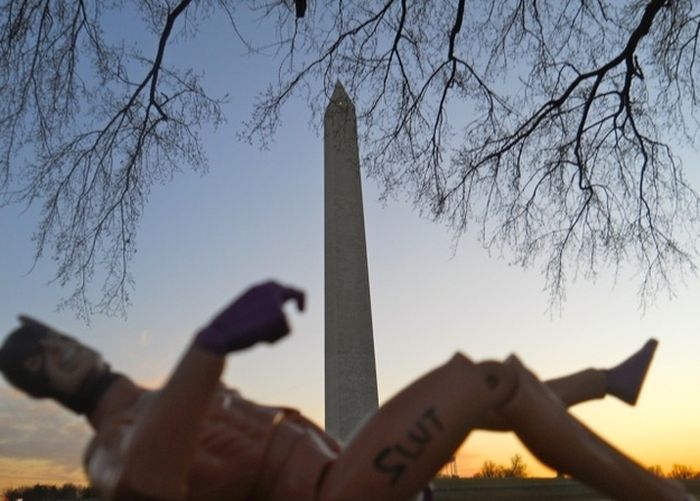 Tourists Love the Washington Monument