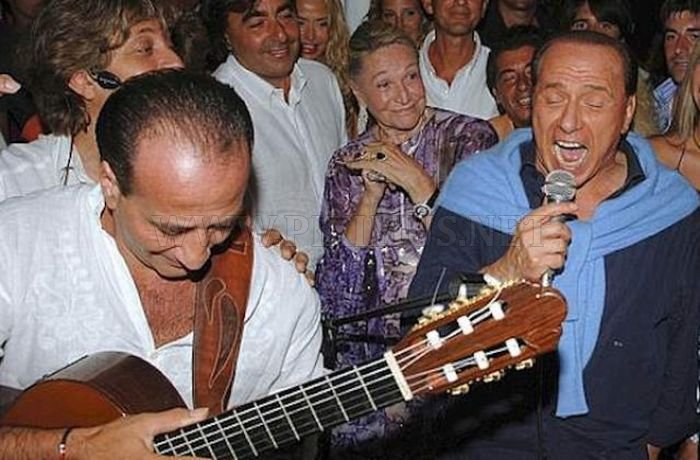 Silvio Berlusconi's Favorite Hand Gestures 