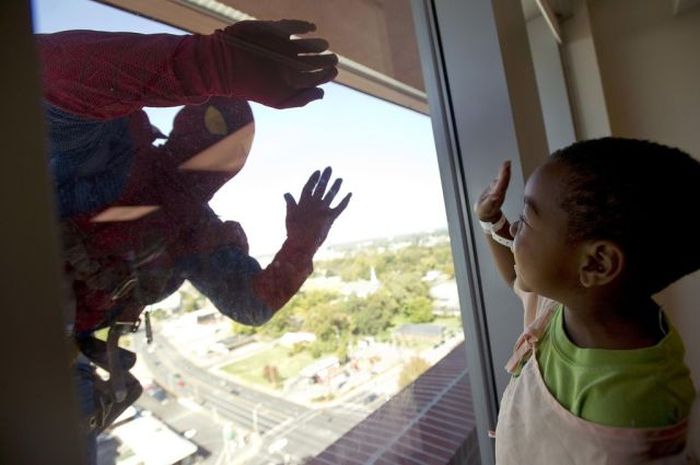 Superheroes Clean Windows