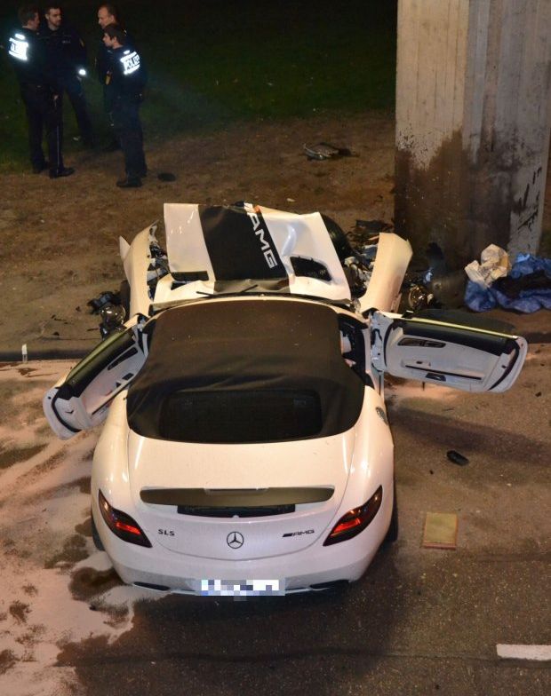Mercedes-Benz SLS AMG Roadster Crash