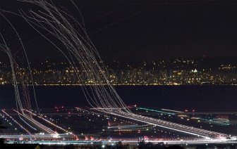 Long Exposure Shots of Airline Takeoffs and Landings 