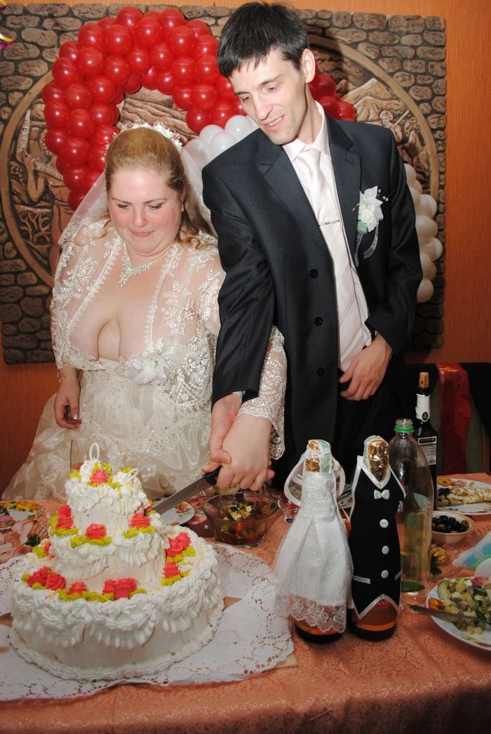 20 Of The Ugliest Weddings Dresses, According To This Facebook Group |  DeMilked