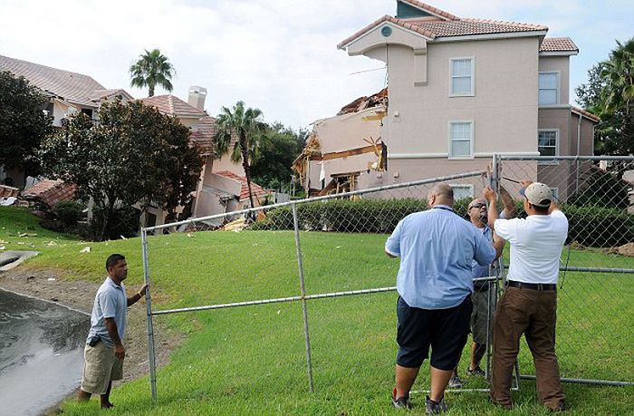 Holiday Villa Swallowed by a Sinkhole in Florida