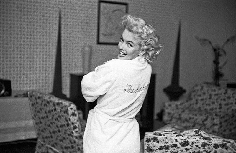 Rare photo of Marilyn Monroe on the set of Theres No 