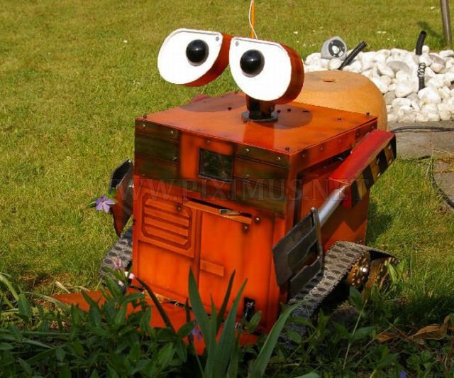 Unique 'Alive' Case Mod WALL-E