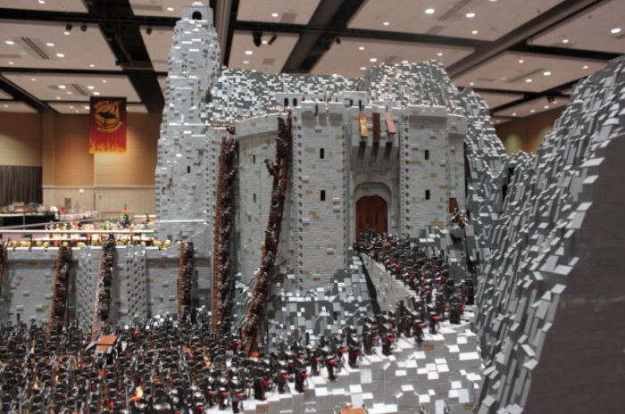 The Battle Of Helm’s Deep Recreated in Lego