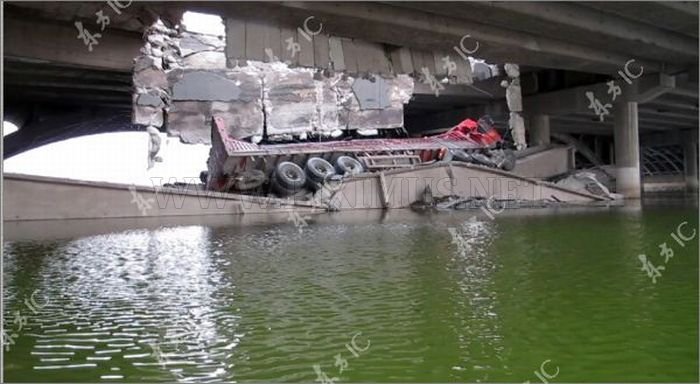 Bridge Collapses under the Truck 