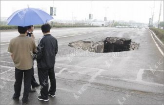 Bridge Collapses under the Truck 