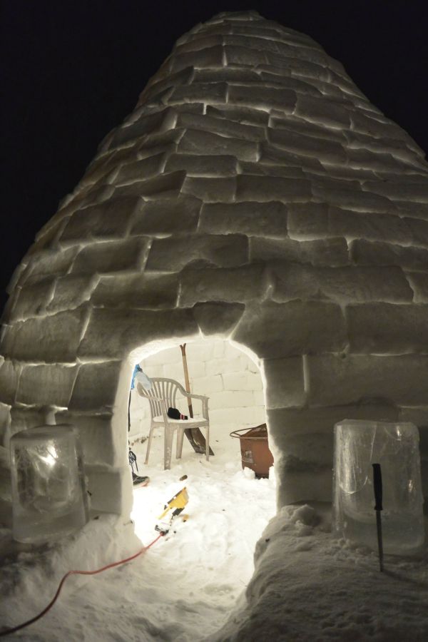 guy builds an igloo in the backyard 9