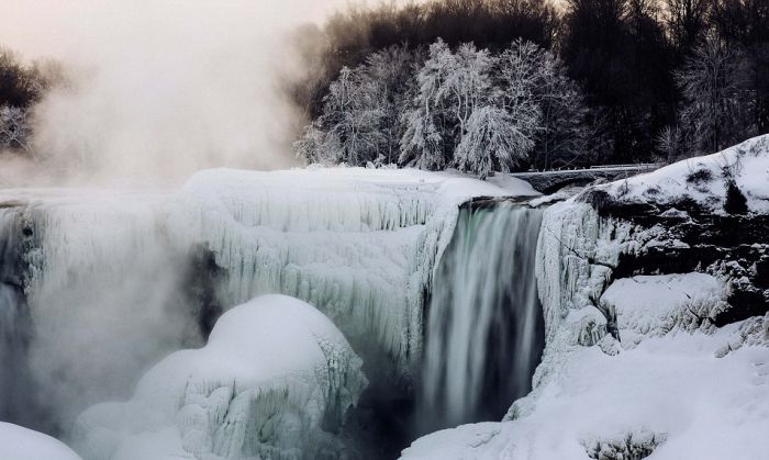 Niagara Falls is Frozen Again