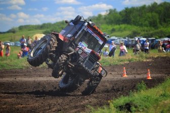 Bison Track Shaw - racing on tractors