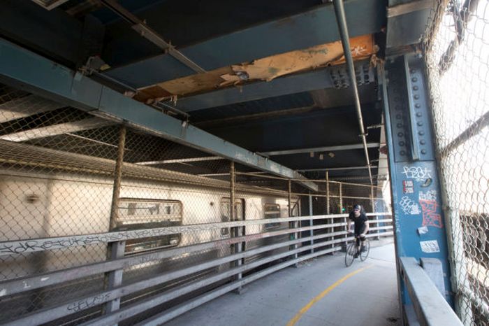 Homeless Man Makes The Manhattan Bridge His Home