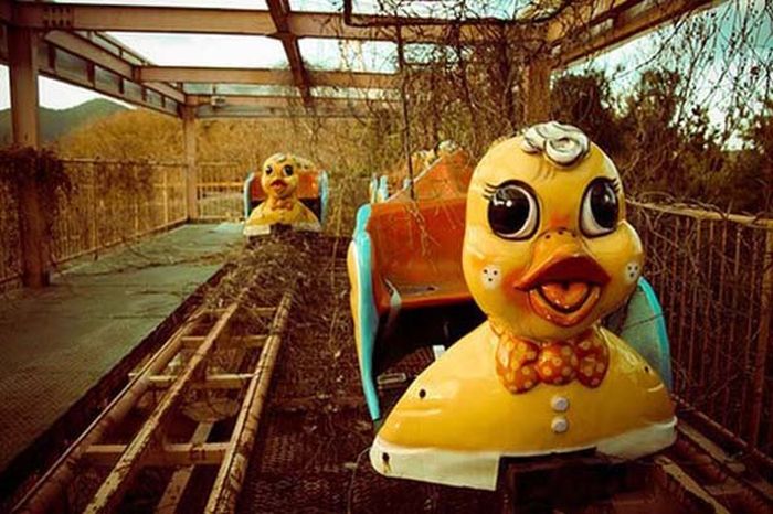 Theme Parks Get Creepy When They're Abandoned