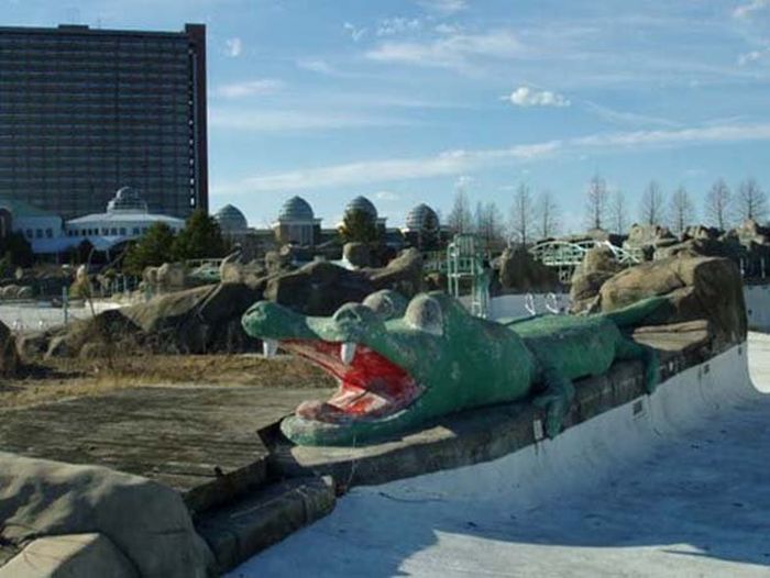 Theme Parks Get Creepy When They're Abandoned