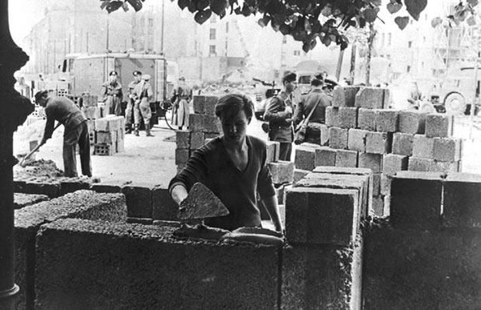 Photos Of The Berlin Wall Being Built