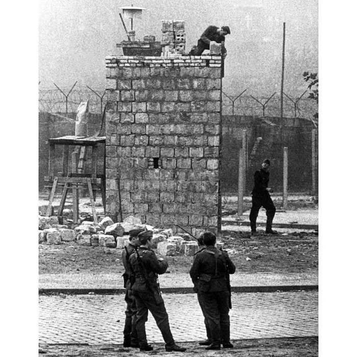 Photos Of The Berlin Wall Being Built