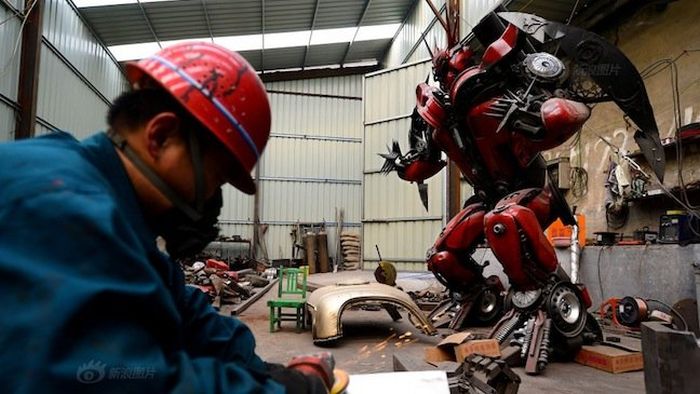 Chinese Man Builds Giant Transformers Replicas
