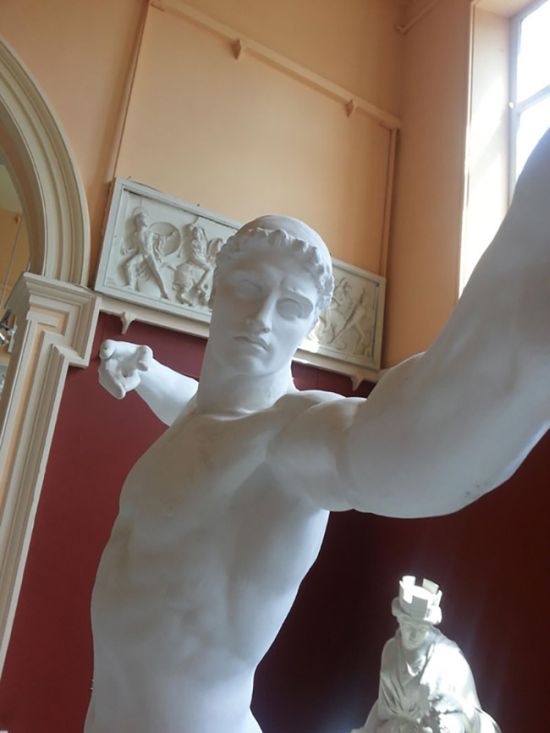 When Statues Take Selfies