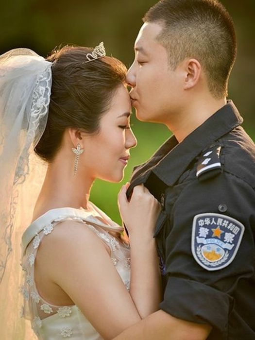 Chinese SWAT Officer Takes Wedding Photos At Work