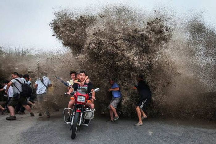 Tidal Wave In China Catches Citizens By Surprise