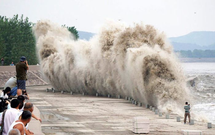 Tidal Wave In China Catches Citizens By Surprise