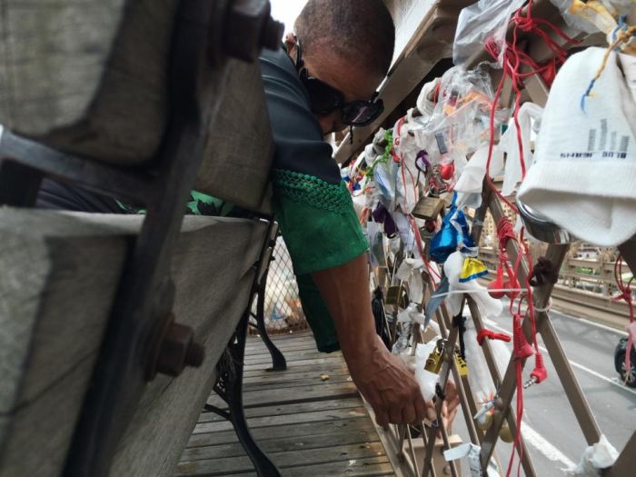 People Are Leaving Something Odd At The Brooklyn Bridge