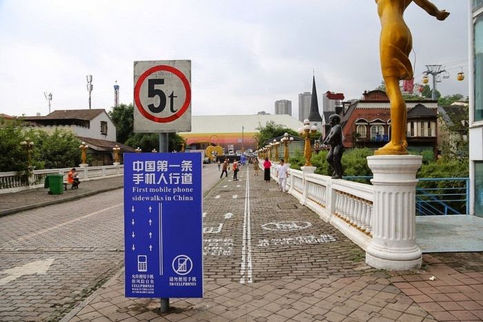 China Makes Special Lane For Smart Phone Addicts