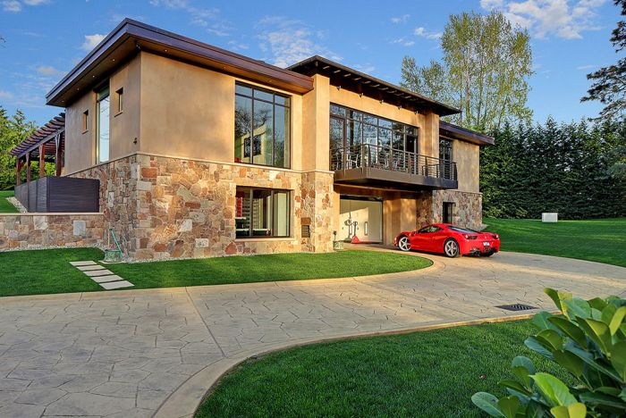 Mix Between A Mansion And A Garage