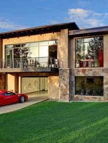 Mix Between A Mansion And A Garage