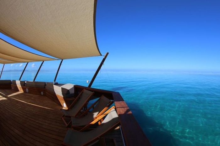 This Floating Bar Off The Coast Of Fiji Is Awesome