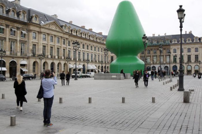 This Sculpture In Paris Has A Lot Of People Talking