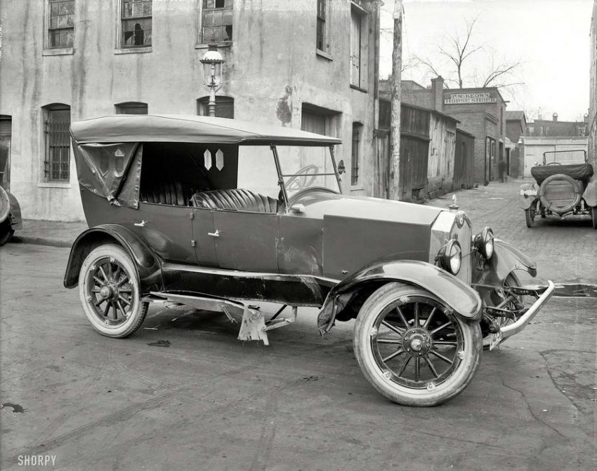 American car accident from early 20th century